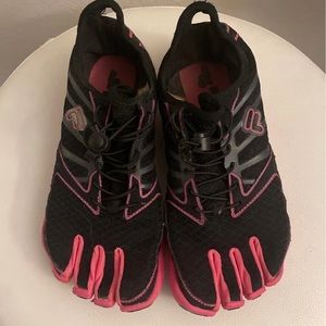 Fila size 7.5 4 fingers shoe for outdoor, biking or hiking